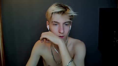 Snapshot of mrsexycum4u chatting on December 31, 12:43 am Adam online show from December 31, 12:43 am