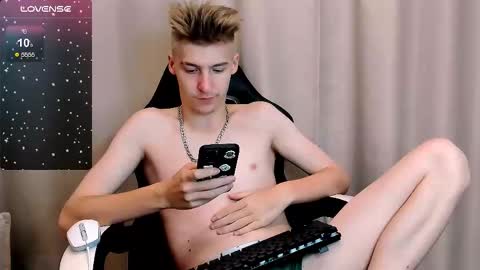 Snapshot of mrsexycum4u chatting on October 8, 10:18 pm Adam online show from October 8, 10:18 pm