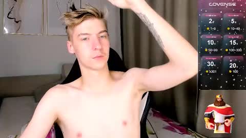 Snapshot of mrsexycum4u chatting on October 30, 10:27 am Adam online show from October 30, 10:27 am