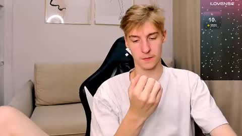 Snapshot of mrsexycum4u chatting on November 4, 1:21 pm Adam online show from November 4, 1:21 pm