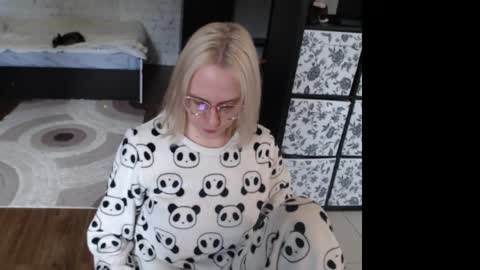 Snapshot of mrsluck chatting on April 26, 8:23 am Sasha online show from April 26, 8:23 am