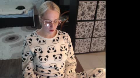Snapshot of mrsluck chatting on April 28, 2:27 am Sasha online show from April 28, 2:27 am