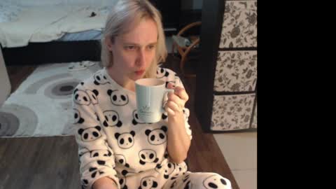 Snapshot of mrsluck chatting on June 3, 1:52 am Sasha online show from June 3, 1:52 am