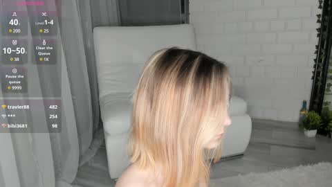 Elizabeth online show from December 4, 9:35 pm