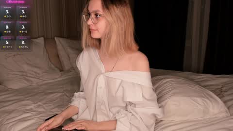 Elizabeth online show from December 8, 6:06 pm