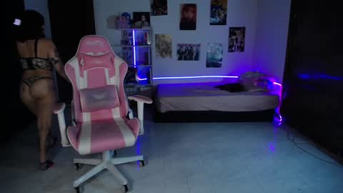 Manuela3 online show from December 15, 5:20 pm