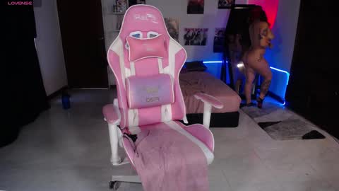 Manuela3 online show from October 27, 7:40 pm