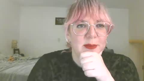 Snapshot of ms_rosiecozy chatting on June 27, 6:29 am Rose online show from June 27, 6:29 am