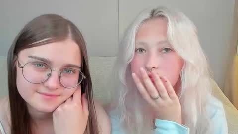 Snapshot of muffin_mia chatting on July 30, 12:04 pm Mia online show from July 30, 12:04 pm