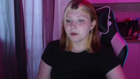 Snapshot of mura_muur chatting on June 4, 12:22 pm Milana online show from June 4, 12:22 pm