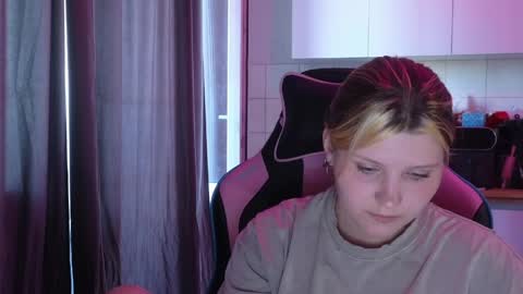 Snapshot of mura_muur chatting on June 5, 1:17 pm Milana online show from June 5, 1:17 pm