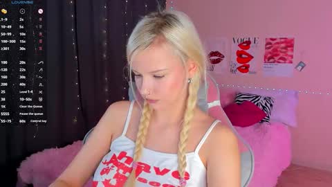 Snapshot of murmurmiace chatting on December 14, 3:17 pm Sasha online show from December 14, 3:17 pm