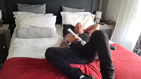 muscledaddy69s online show from April 24, 10:28 am