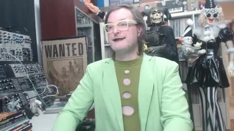 Snapshot of muziknerd chatting on December 7, 4:42 am Muziknerd online show from December 7, 4:42 am