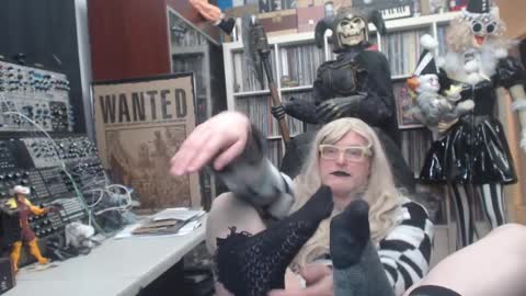 Snapshot of muziknerd chatting on January 3, 12:54 am Muziknerd online show from January 3, 12:54 am