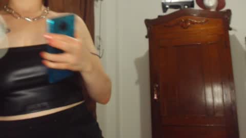     sara      i know you love me xoxox     online show from December 7, 7:16 am