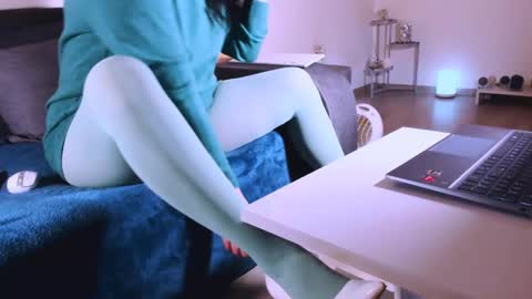 Snapshot of mylegsonheels chatting on March 6, 10:15 pm Anda online show from March 6, 10:15 pm