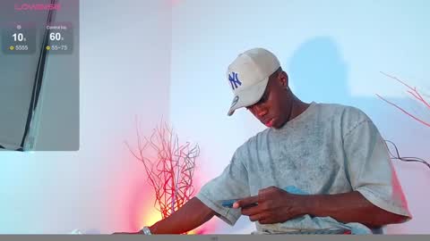 Snapshot of mylowallacee chatting on December 11, 4:31 pm Mylo Wallace  online show from December 11, 4:31 pm