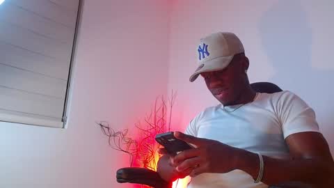 Snapshot of mylowallacee chatting on February 4, 3:44 am Mylo Wallace  online show from February 4, 3:44 am