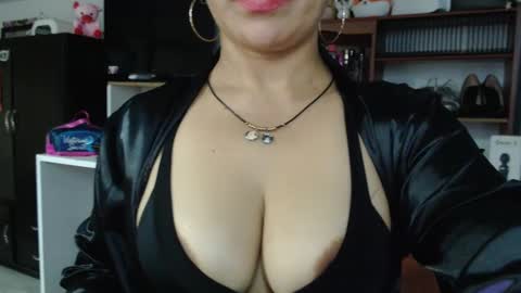 Snapshot of nadia_abaud chatting on February 5, 7:39 am Nadia online show from February 5, 7:39 am