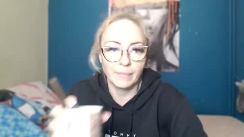 nadinnnea online show from November 17, 8:42 am