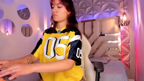 Snapshot of nahia_low chatting on February 17, 5:14 am  Valeria  online show from February 17, 5:14 am