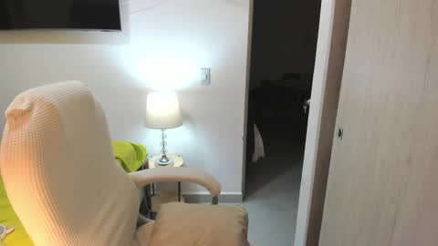 independent model online show from October 29, 2:03 am