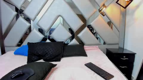 Nahomi  online show from April 21, 8:12 pm