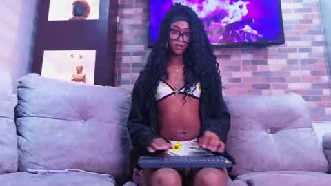 nahomy_james25 online show from July 29, 12:20 am