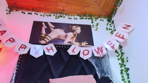 Naia x online show from October 25, 8:25 pm