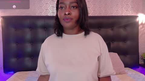 naiaramasson_ online show from September 29, 12:21 pm