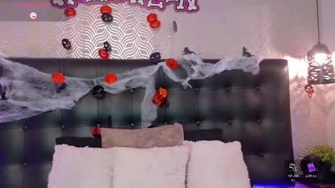 naiaramasson_ online show from October 23, 12:04 pm