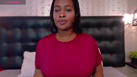 naiaramasson_ online show from February 7, 12:09 pm