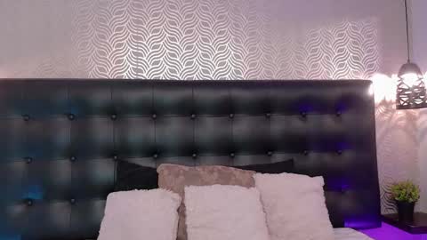 naiaramasson_ online show from April 10, 12:10 pm