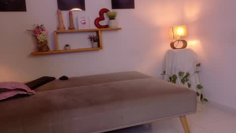 nairagold_ online show from May 15, 11:45 pm