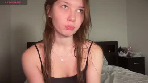 Snapshot of naive_love chatting on June 9, 1:45 pm Mia guest- Eva from DOUBLECUTIES online show from June 9, 1:45 pm