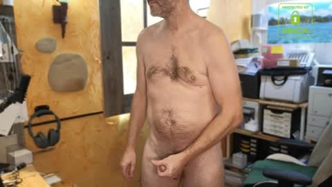 Snapshot of nakedluke chatting on December 19, 5:18 pm Luke online show from December 19, 5:18 pm