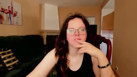 Snapshot of naomi_di chatting on June 6, 6:18 am naomi_di online show from June 6, 6:18 am