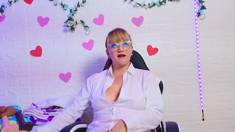 Snapshot of naomi_diamond_ chatting on September 10, 12:38 pm Naomi online show from September 10, 12:38 pm