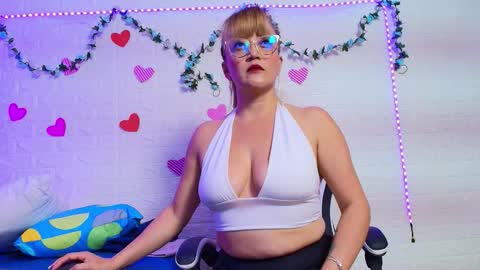 Snapshot of naomi_diamond_ chatting on October 13, 11:10 am Naomi online show from October 13, 11:10 am