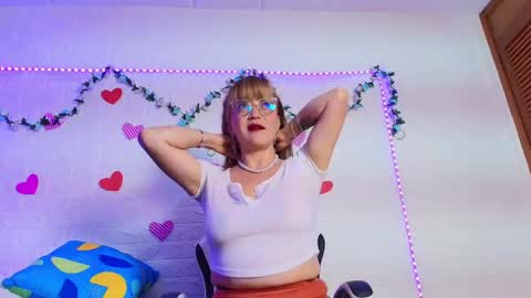 Snapshot of naomi_diamond_ chatting on October 23, 11:09 am Naomi online show from October 23, 11:09 am