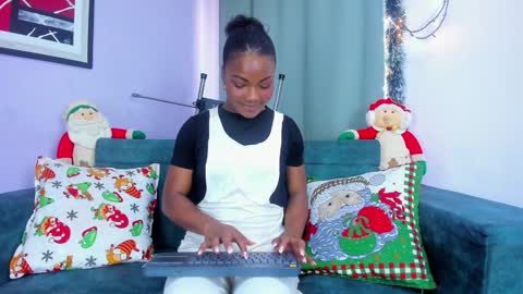 Nahomi Jones online show from December 7, 8:16 pm