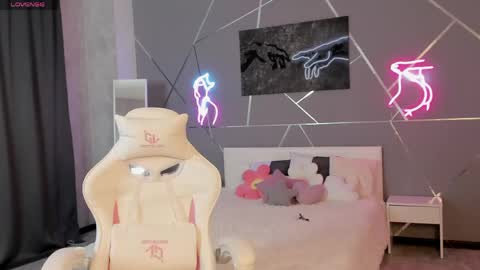 naomi_reiss online show from June 9, 2:56 am