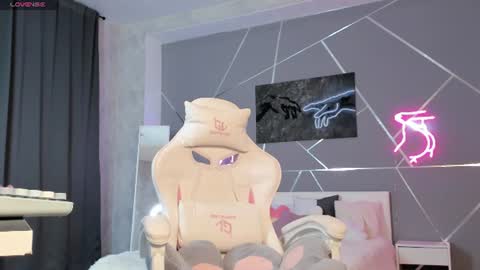 naomi_reiss online show from June 10, 1:39 am