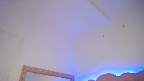 naomi_shayk online show from April 16, 9:39 pm