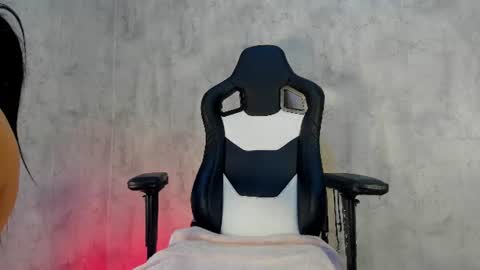 Snapshot of naomibrinks1 chatting on June 14, 2:24 am Heidy online show from June 14, 2:24 am