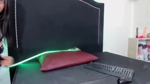 naomidirty_ online show from April 28, 1:27 pm