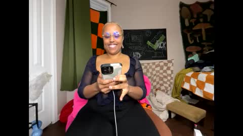Snapshot of naomigiirl6 chatting on December 17, 2:44 pm Naomigiirl6 online show from December 17, 2:44 pm