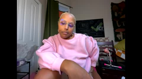 Snapshot of naomigiirl6 chatting on December 21, 4:36 pm Naomigiirl6 online show from December 21, 4:36 pm