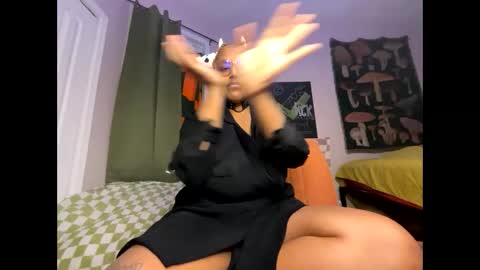 Snapshot of naomigiirl6 chatting on January 2, 6:01 pm Naomigiirl6 online show from January 2, 6:01 pm